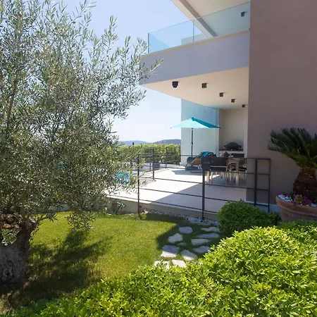Holiday home House With A Swimming Pool Vinisce, Trogir - 22073 *